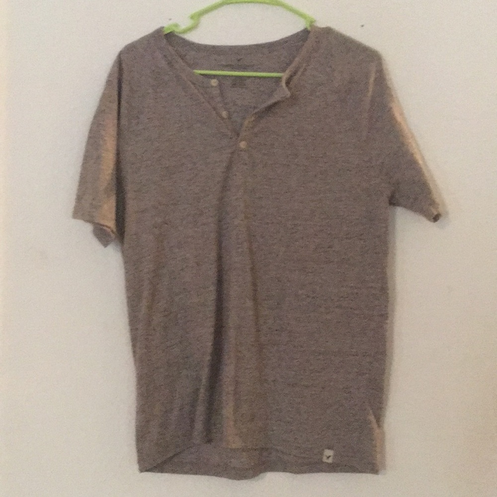 Men’s American eagle short sleeve Henley medium